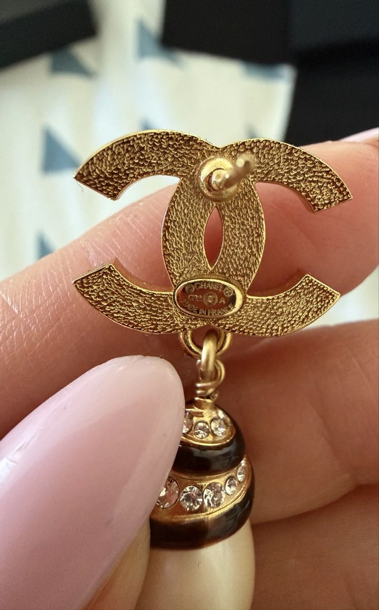 Chanel Orecchini pendenti & Orecchini a lobo: Chanel CC Drop Earrings mit Perlen – Nuovo (secondo la descrizione) da luzern venduto da 1Merita 3