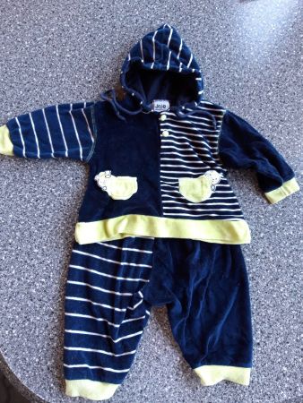 wunderschöner Baby 2-Teiler, weich, aus Plüsch, Grösse 74