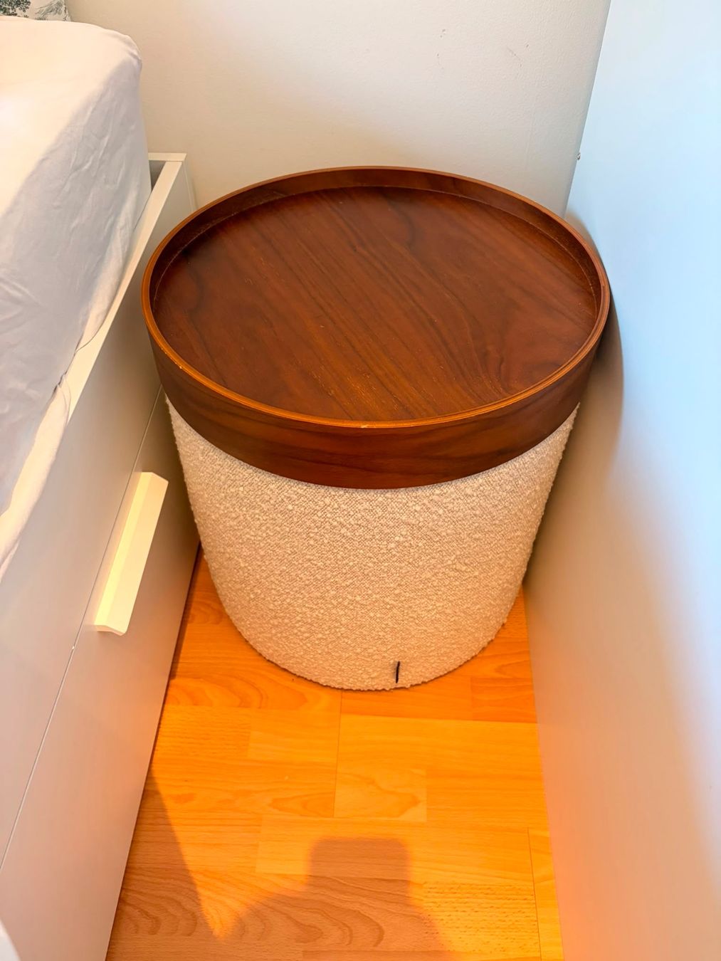 Sofacompany Tabourets: 2 Stk. Bouclé Pouf mit Nussbaum Tablett – D'occasion à Zürich par pre_vy7t 4