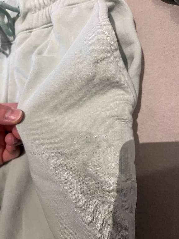 Pantalons: Jogging pants + Hoodie Cest Normal – D'occasion à Zürich par mik_7hwr 1