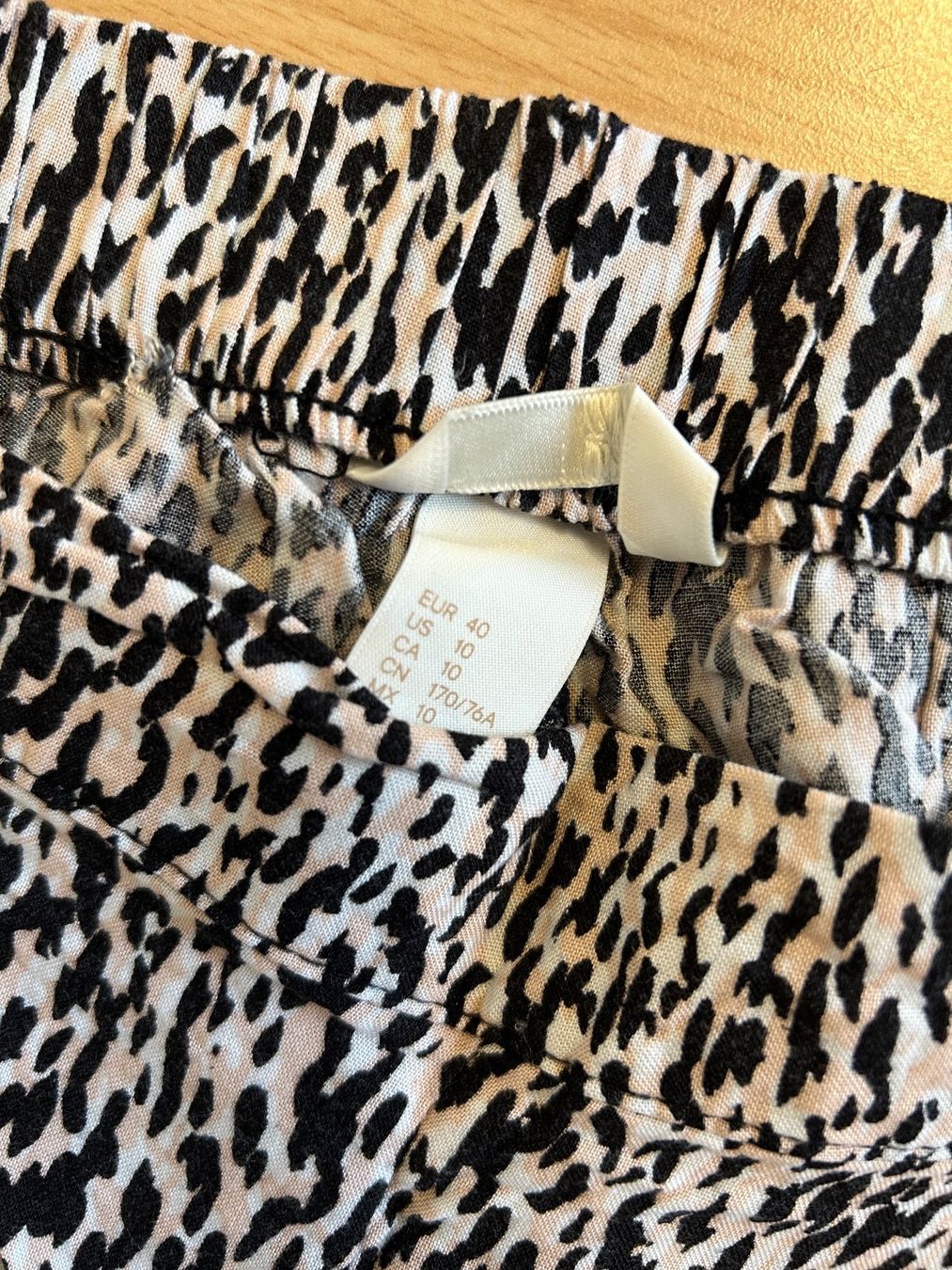 Hosen: Stoffhose Sommer im Leo-Look rosa – Gebraucht aus Biel/Bienne von SandraDG 1