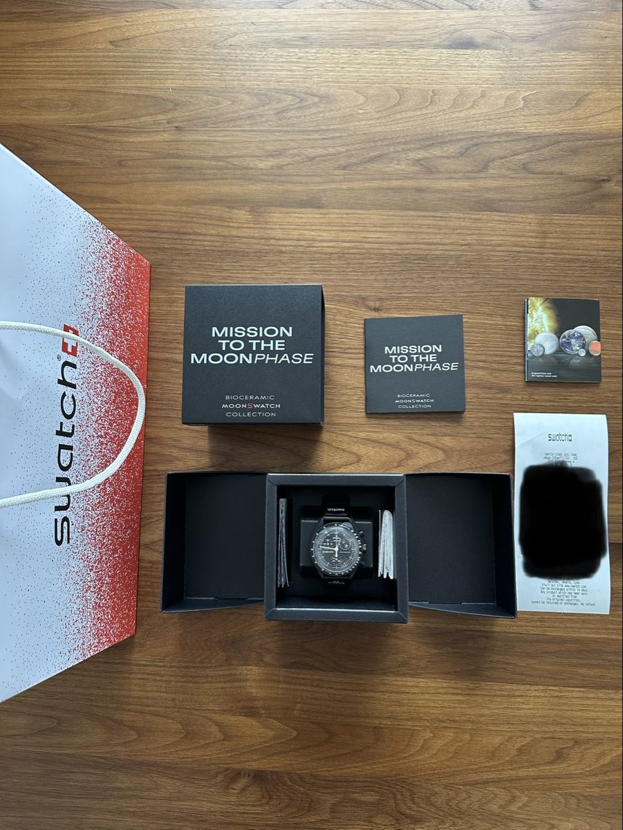 Swatch Bracciali & Braccialetti: Swatch x Omega Moonswatch Black Snoopy Speedmaster – Nuovo e nell'imballaggio originale da Biel/Bienne venduto da Inulux.ch 2