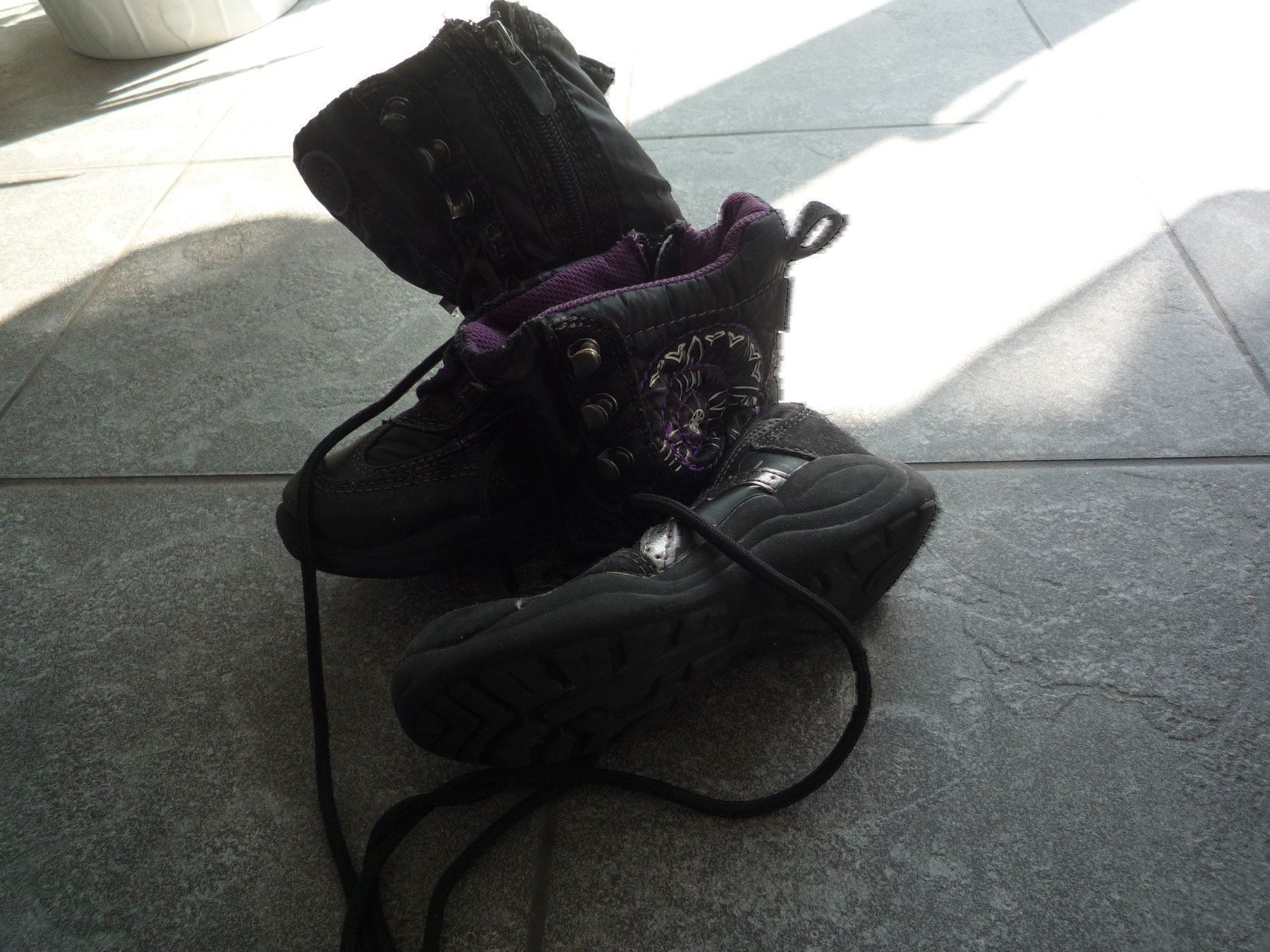 Scarpe per ragazze: SCHUHE GR.28 – Usato da Andwil SG venduto da schmei