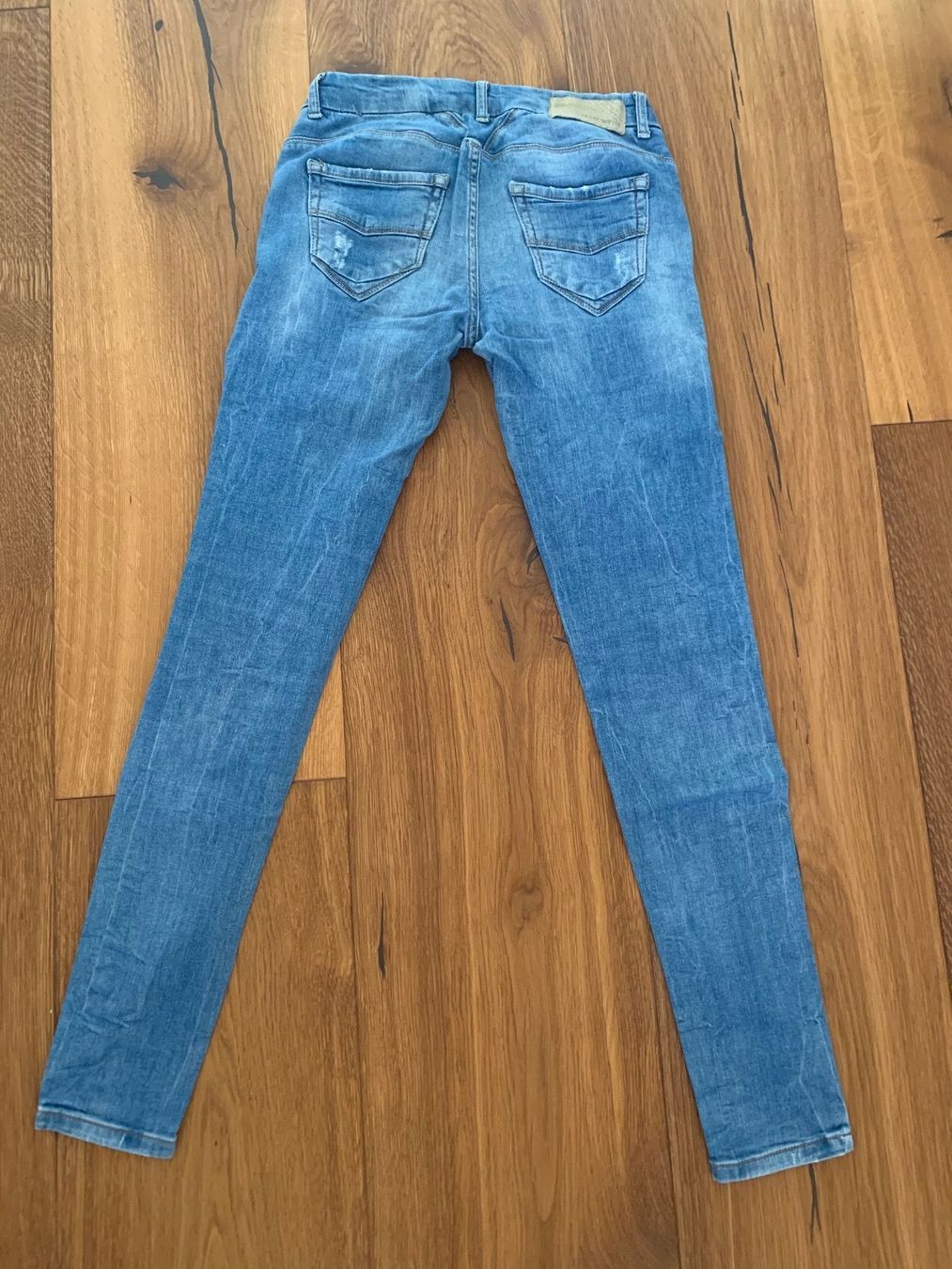 Jeans: Jeans Blau mit kl. Löcher, Grösse 36 – Gebraucht aus Einsiedeln von important__ 1