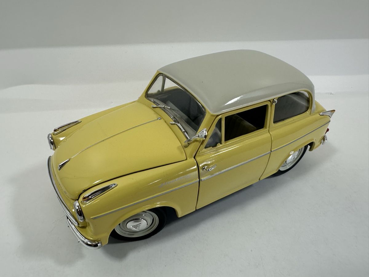 Revell Modellini d'auto: Lloyd Alexander TS 1:18, gelb, REVELL – Usato da Zofingen venduto da rf9_x2xt 1
