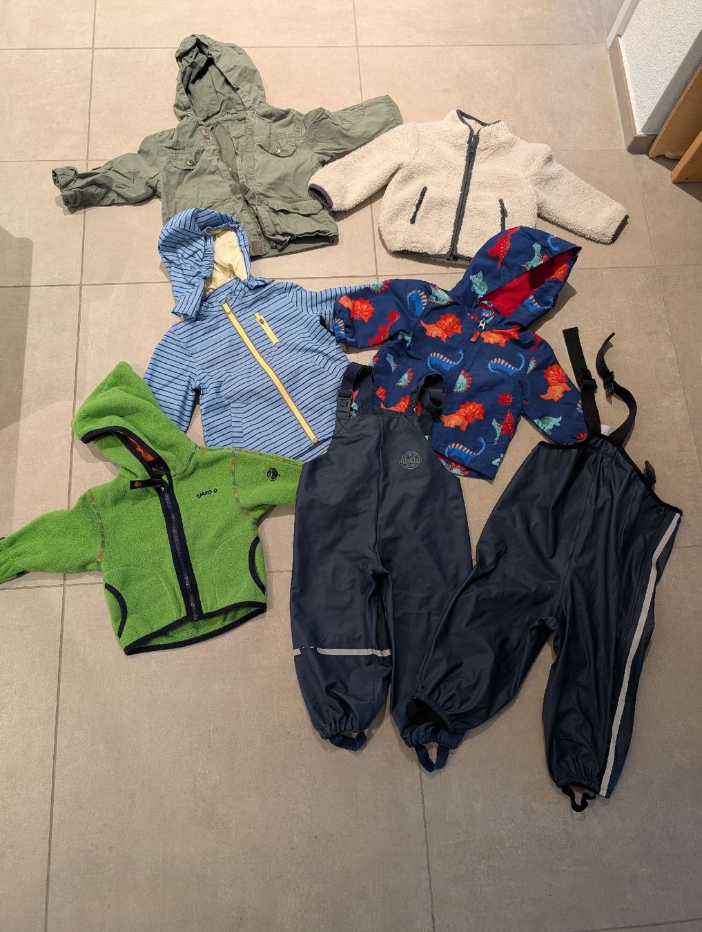 Lotti & Set di vestiti: Kleiderpaket Grösse 80 - 66 Teile – Usato da Oberrieden venduto da Smiley2112 5