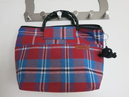 Karierte Stofftasche mit Bambusgriff und Anhänger - neu!