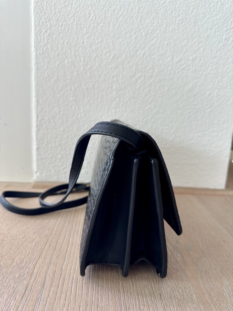 Mango Taschen für Damen: Chic Black Croc-Effect Bag – Gebraucht aus Horgen von cfedier2212 1