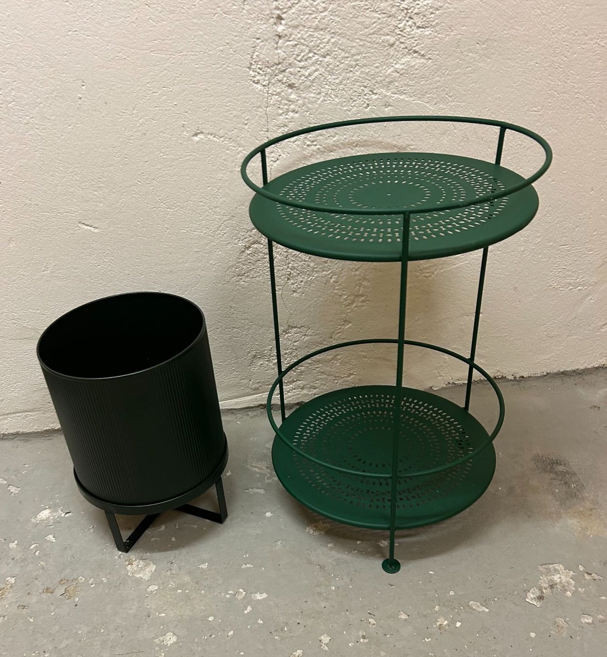 Fermob Tavoli: Fermob/Ferm Living Tischli und Blumentopf – Usato da St. Gallen venduto da mar_9wzg