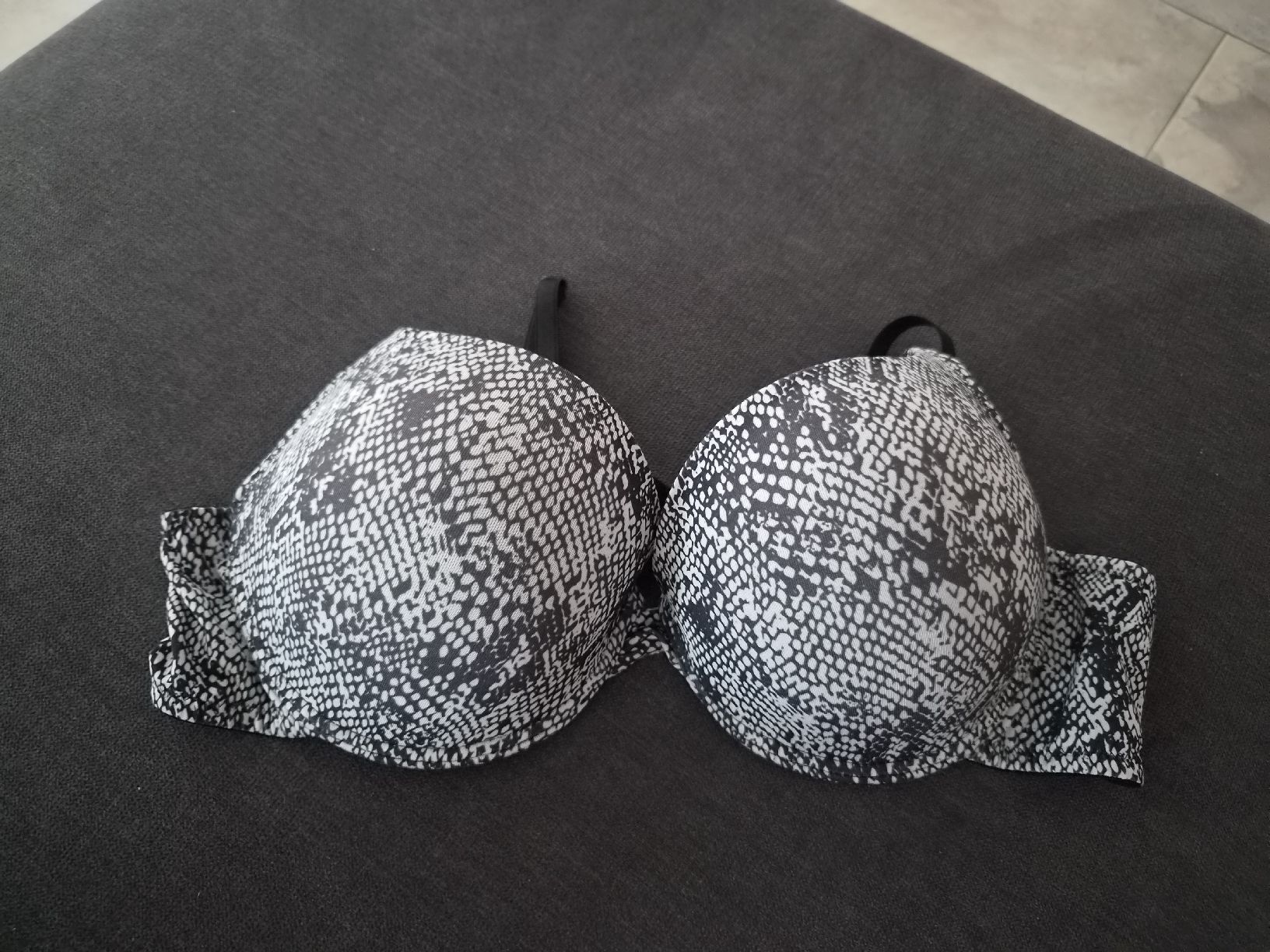 Autres dessous: BH 90B von Leyla mit Schlangenprint – D'occasion à Niederrohrdorf par Miripfiri