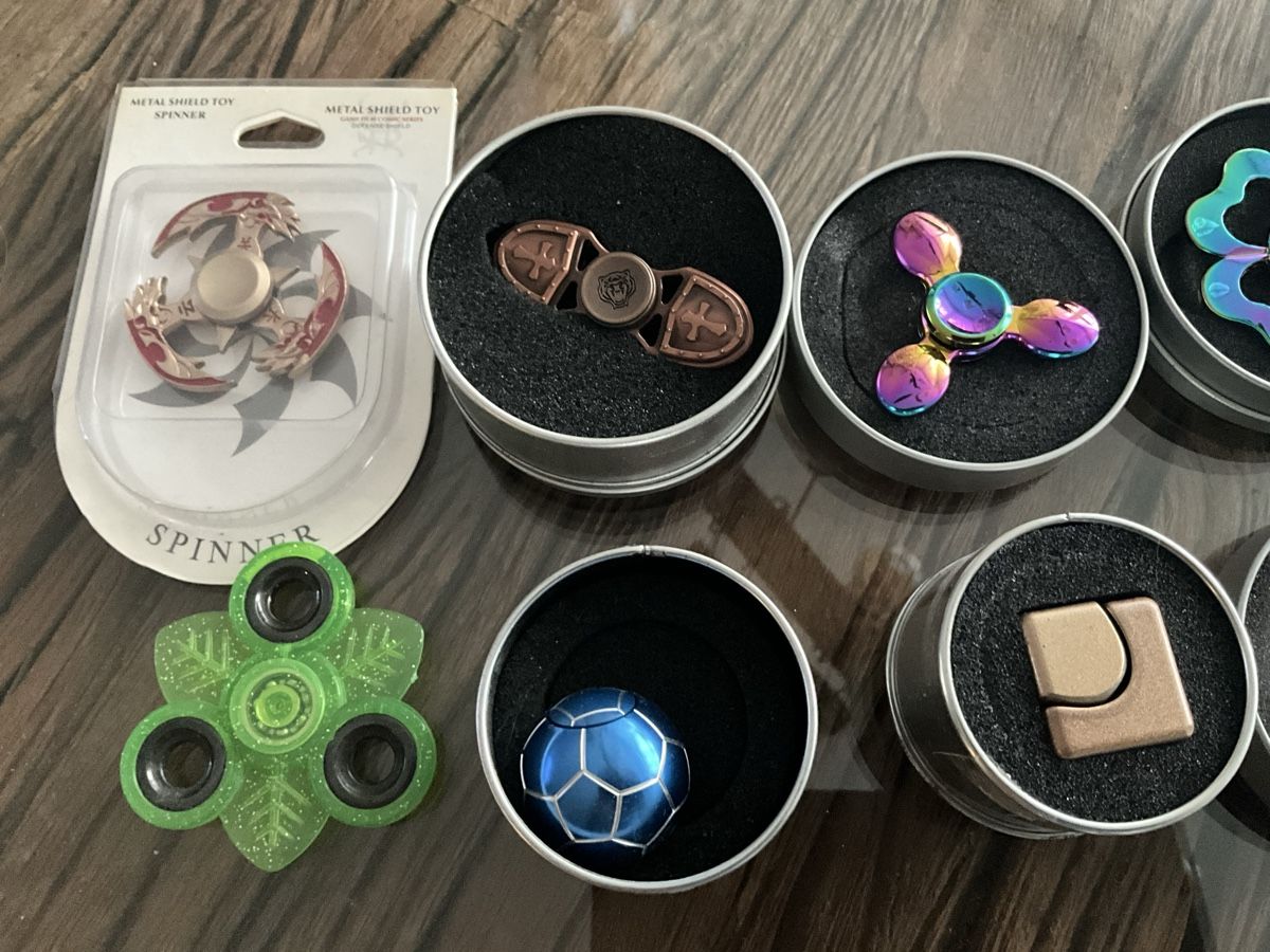 Spielzeuge: 10 x verschiedene Fighter Spinner – Gebraucht aus Oberglatt ZH von Multimix 2