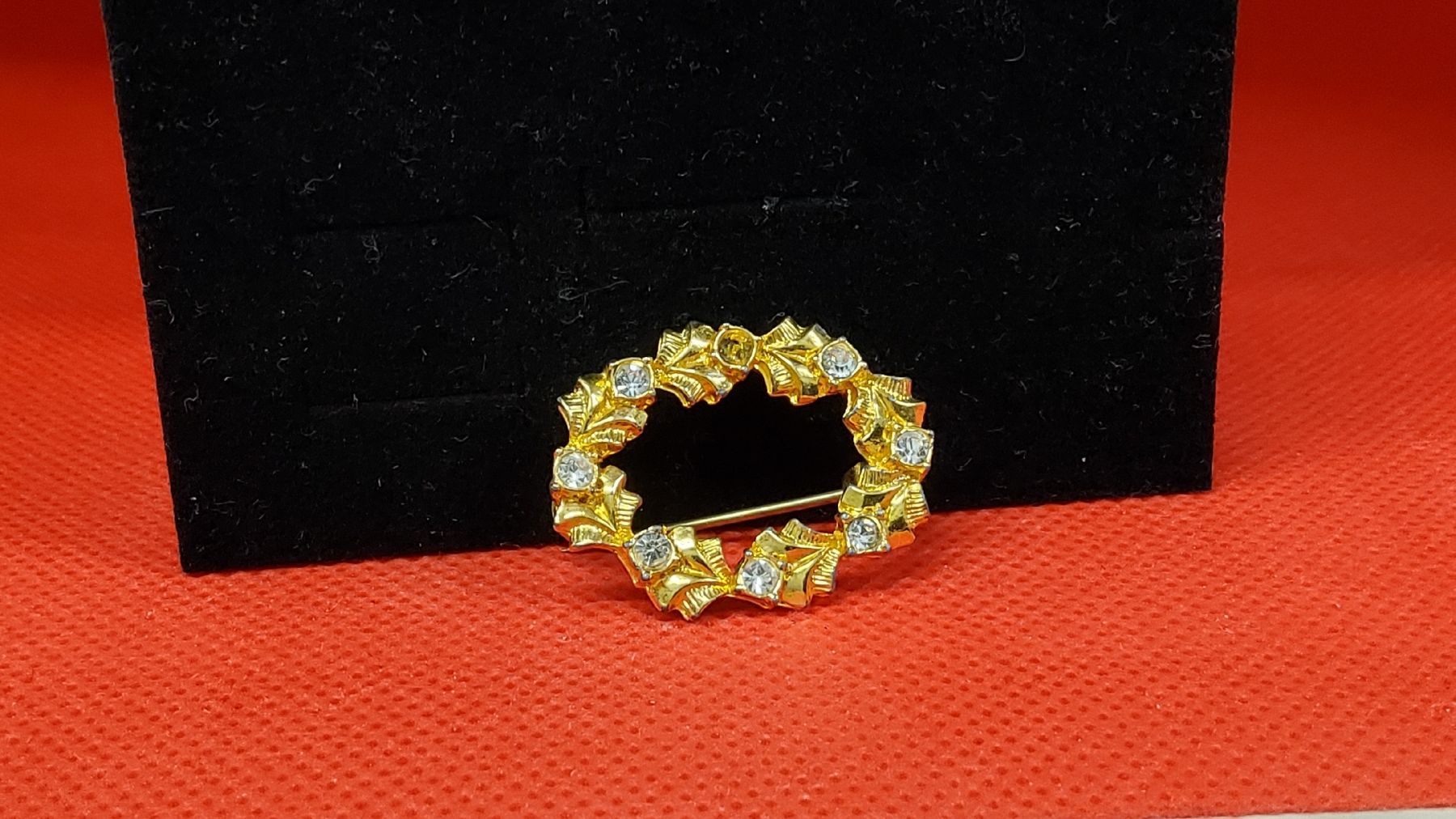 Spille & Fermagli: Goldfarbene Vintage Brosche mit Strass - Festlich! – Usato da Herisau venduto da Nluanalucas