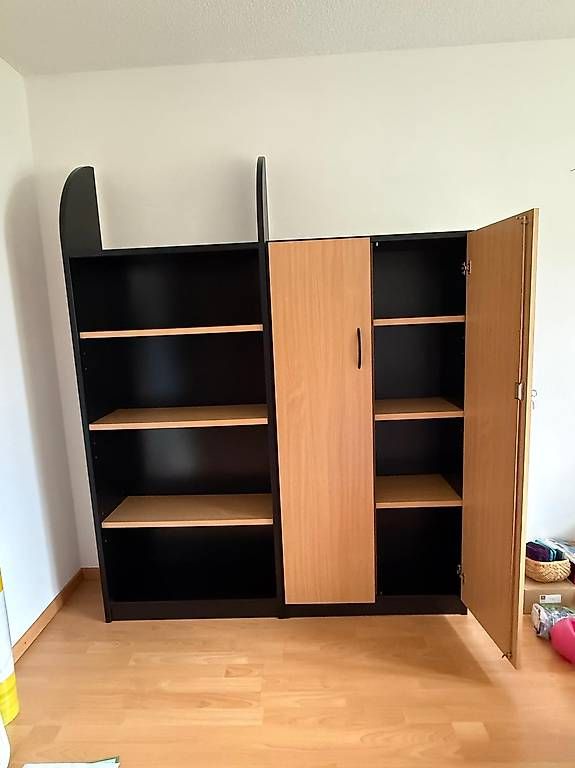 Armoires: Bücherregal mit Schrank – D'occasion à Domat/Ems par TORA89