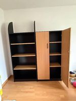 Bücherregal mit Schrank