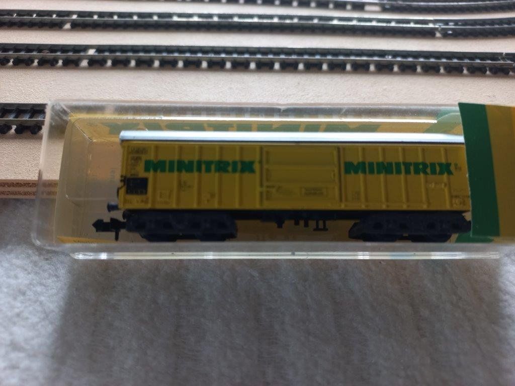 Trix Modellini di ferrovie: Güterwagen mit Werbung Minitrix Spur N, selten – Usato da Pfäffikon / ZH venduto da Pefkadett