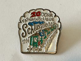 1 Pin Fasnachtsclique Schlusslichtli 1974 Hölschte