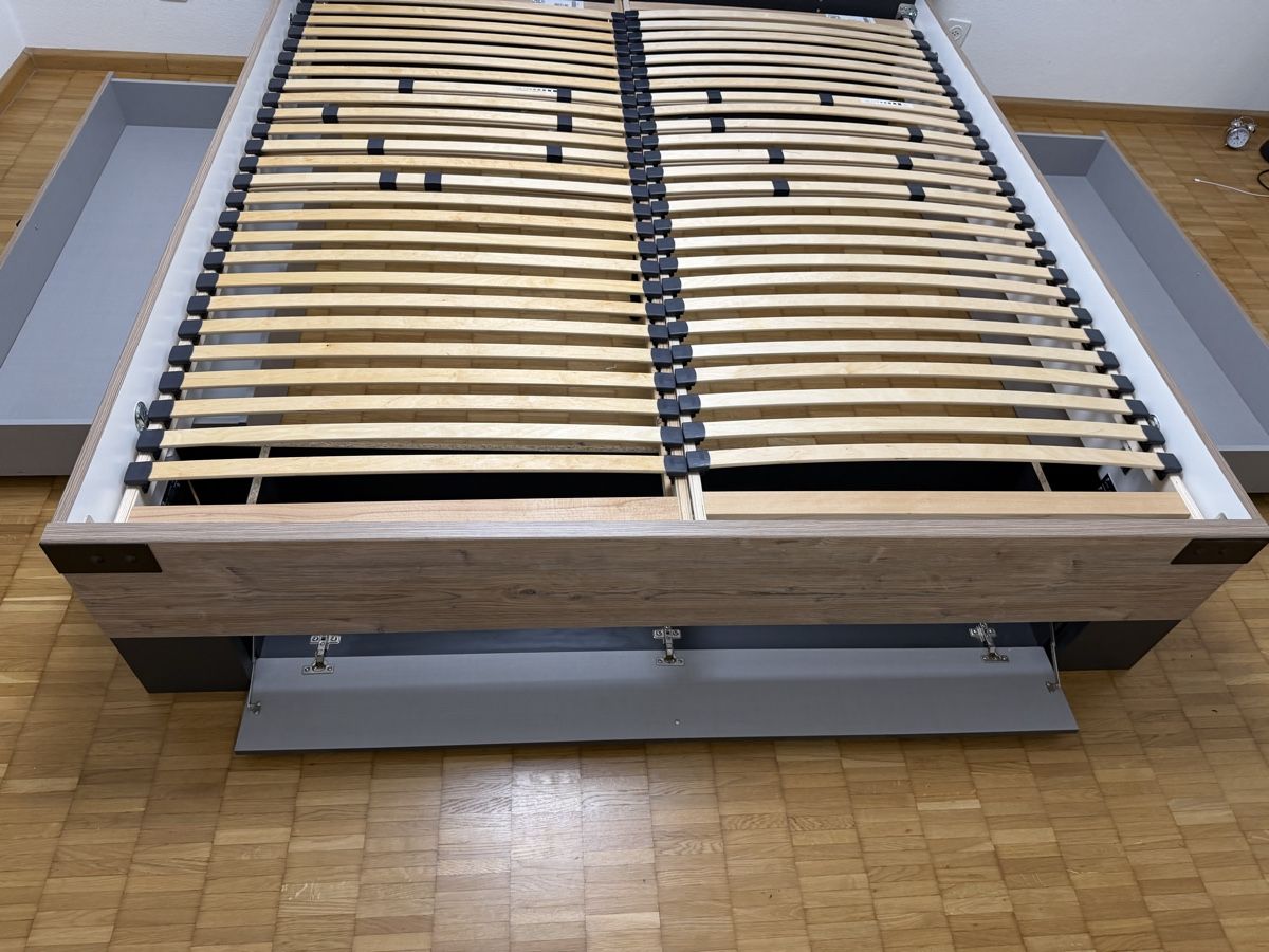 Lits: Bett mit Lattenrost  – D'occasion à Oberwil BL par Hariva 3