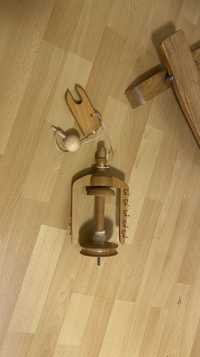 Spinnräder: Antikes Spinnrad Holz - Dekoobjekt – Gebraucht aus Zürich von Timi80 5