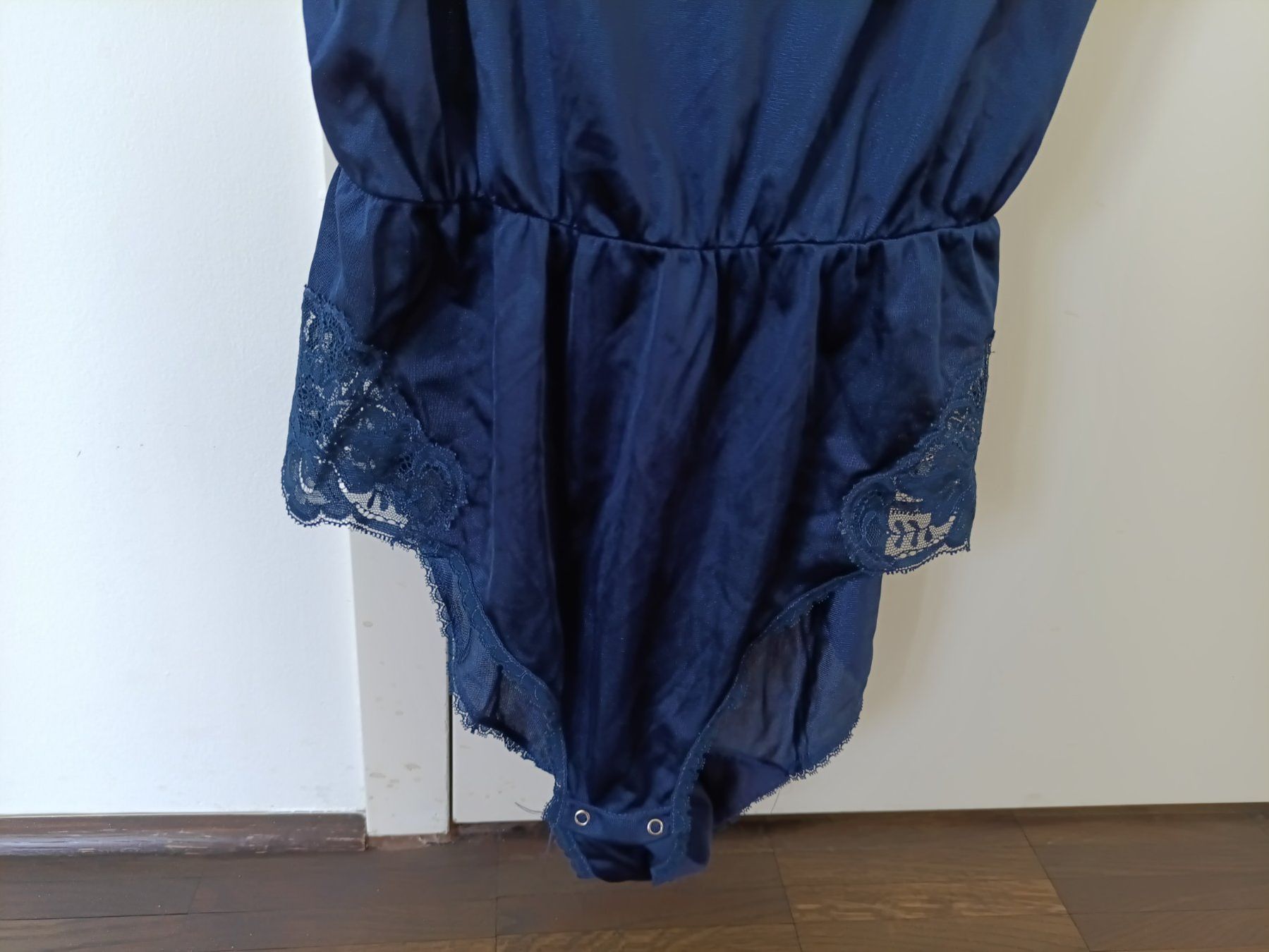 Altra biancheria intima: Dunkelblauer, sexy Body, mit Spitze, in M. – Usato da Schwyz venduto da s.verkauf 2