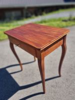Biedermeier Nussbaum-Beistelltisch mit Schublade