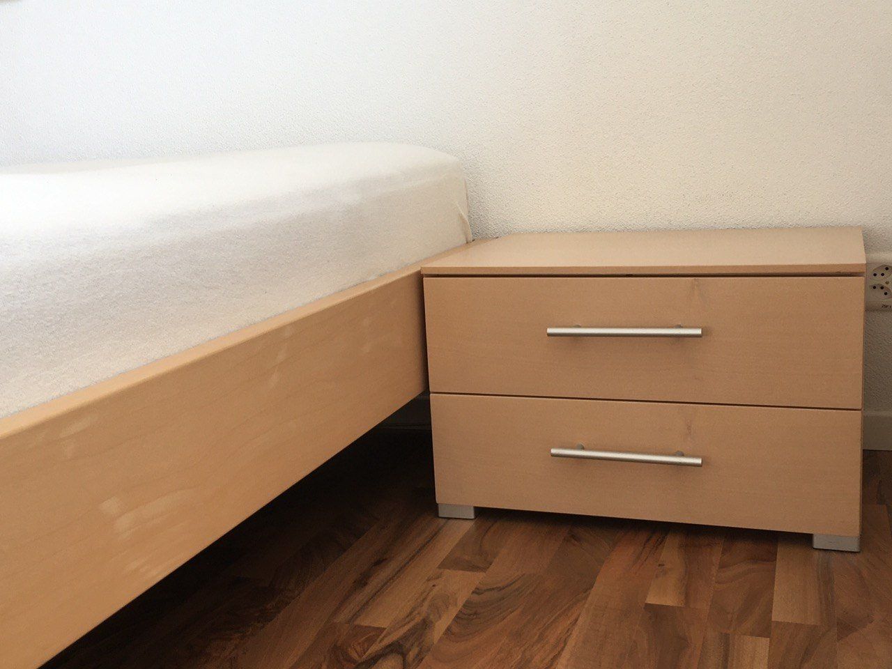 Lits: Schlafzimmer-Set: Doppelbett + 2 Nachttische + Kommode – D'occasion à Rupperswil par MediJan 2