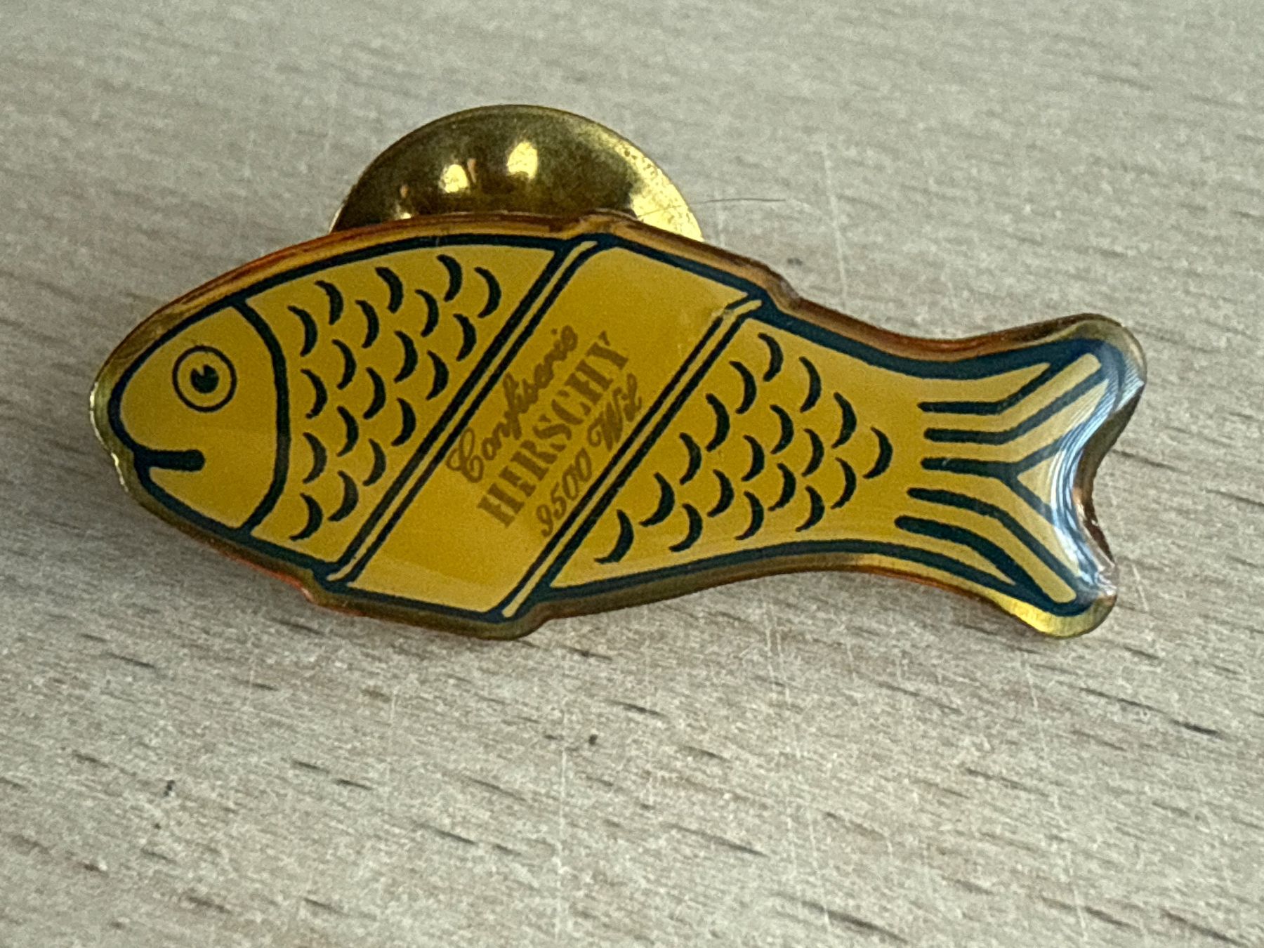 Plaquettes & Badges: Pin  Confiserie Hirschy  Wil – D'occasion à Glattbrugg par Schweigmatt
