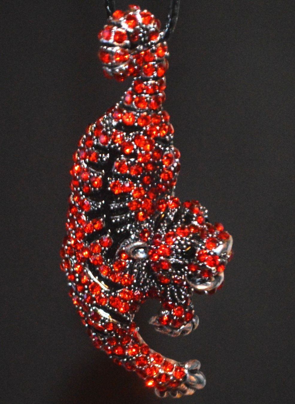 Spille & Fermagli: Brosche oder Halskette K-1424E– Tiger - Emaille & Strass Rot – Nuovo e nell'imballaggio originale da Goldiwil (Thun) venduto da han_v5b7 2