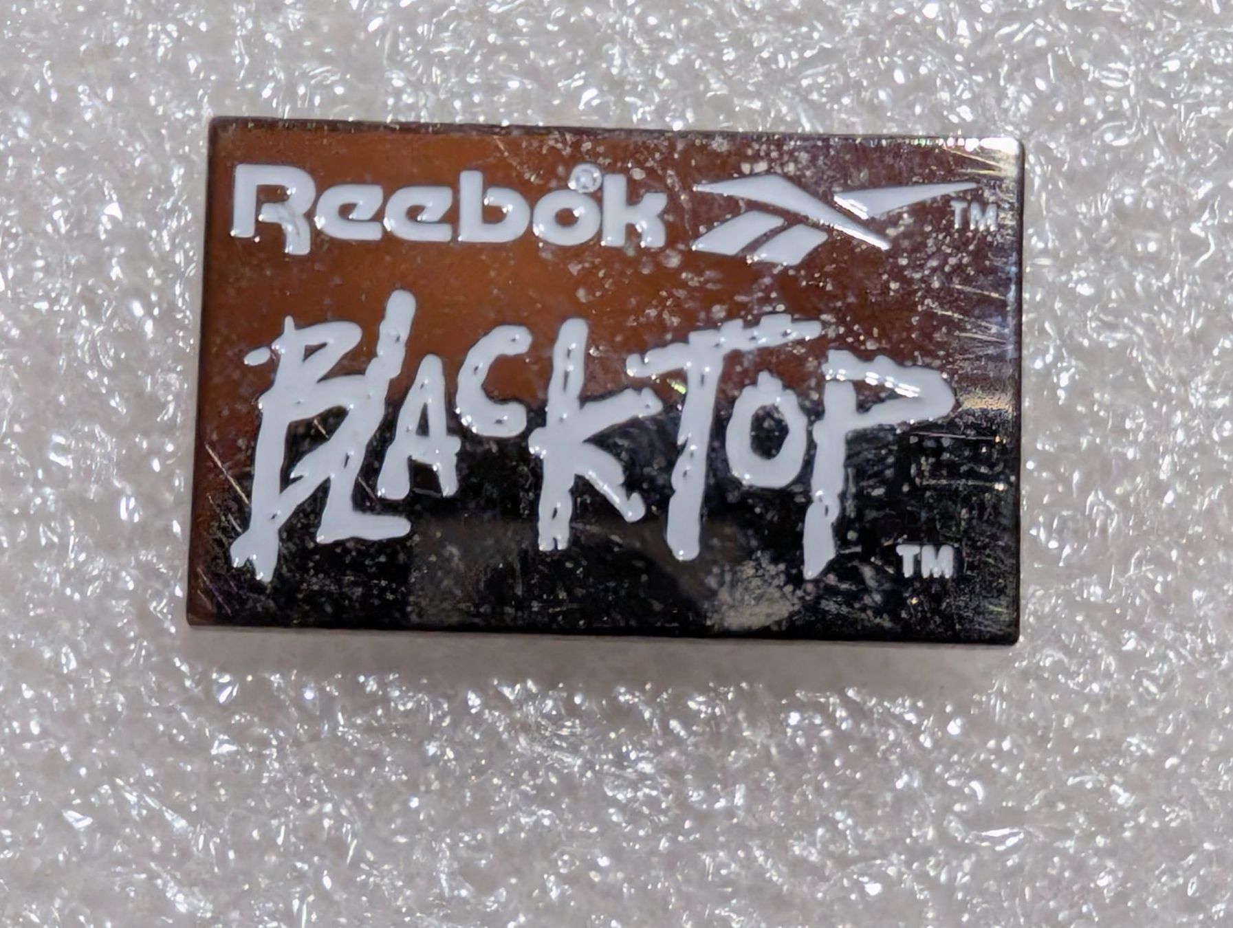 Plaketten & Abzeichen: Ansteckpin 224: Reebok Blacktop – Gebraucht aus Oppligen von Pin-Fall-Shop