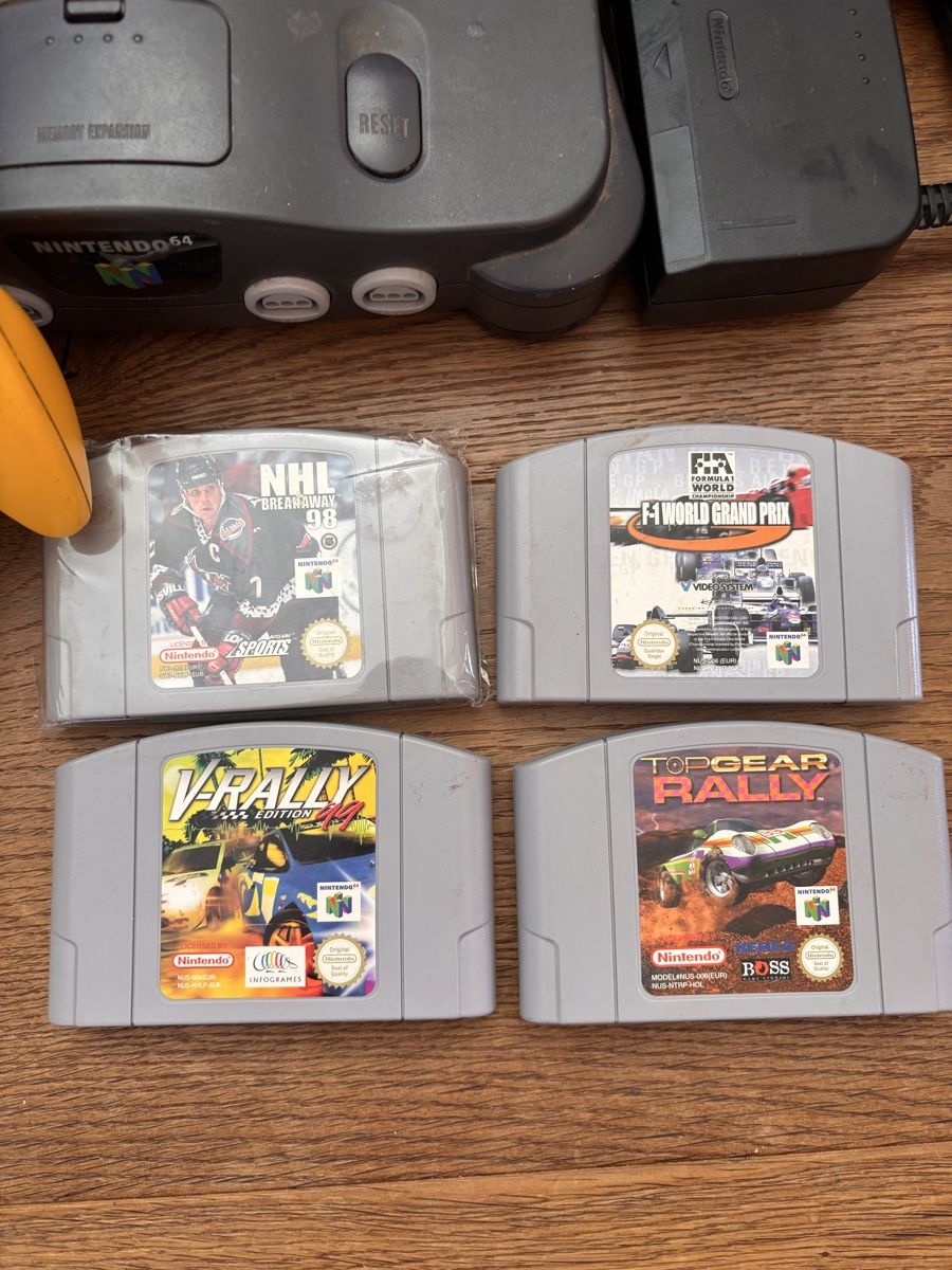 Nintendo Console: Nintendo 64 Konsole mit Controller und 4 Spielen Set – Usato da Zürich venduto da hiddentreasures_zh 1