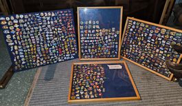 Vintage Pin-Sammlung (4 Schautafeln) mit Swissair, Coca Cola