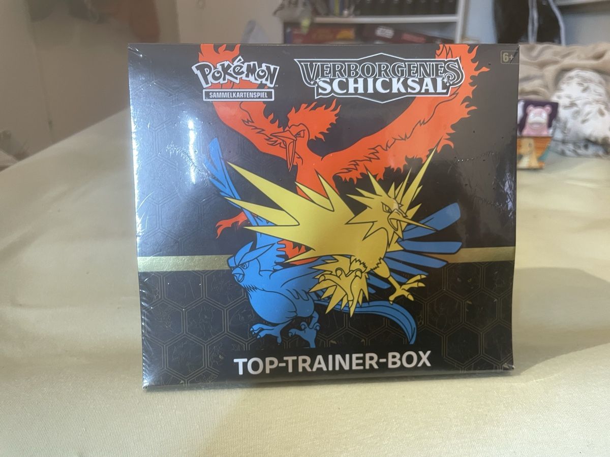 Pokémon Carte collezionabili: Pokémon Verborgenes Schicksal Top-TrainerBox – Nuovo e nell'imballaggio originale da Münchenbuchsee venduto da Baba52