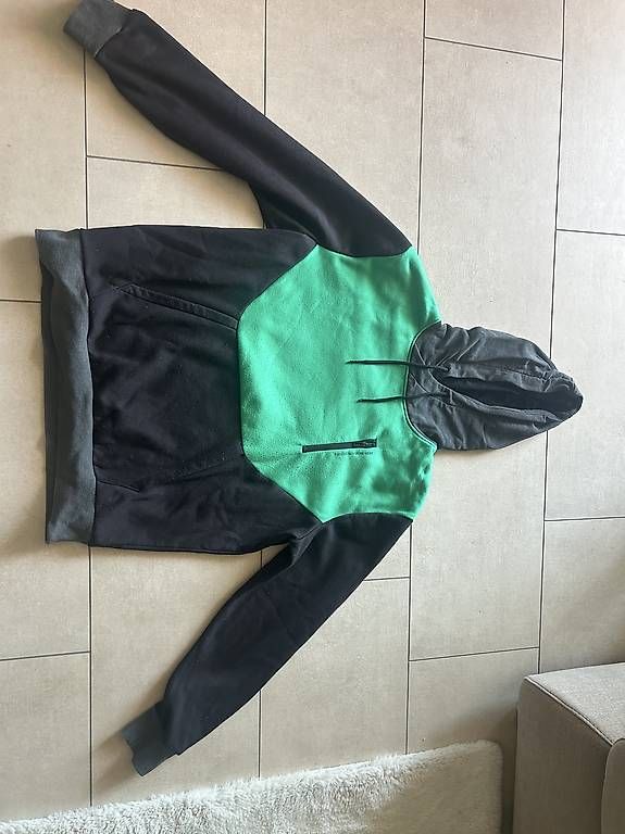 Pullover & Sweatshirts: Pullover schwarz/grün – Gebraucht aus Maisprach von _aliciarebecca_