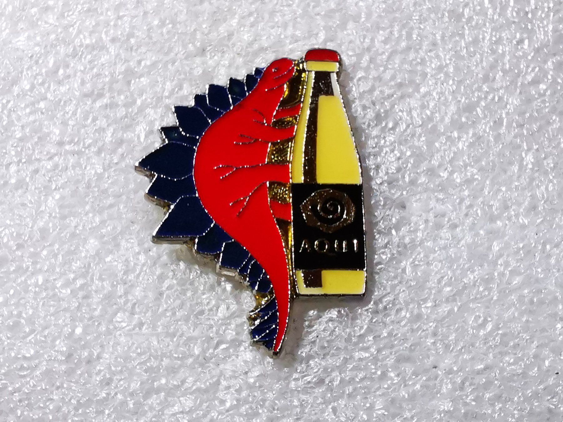 Placchette & Badge: Ansteckpin 49: Aqui – Usato da Oppligen venduto da Pin-Fall-Shop