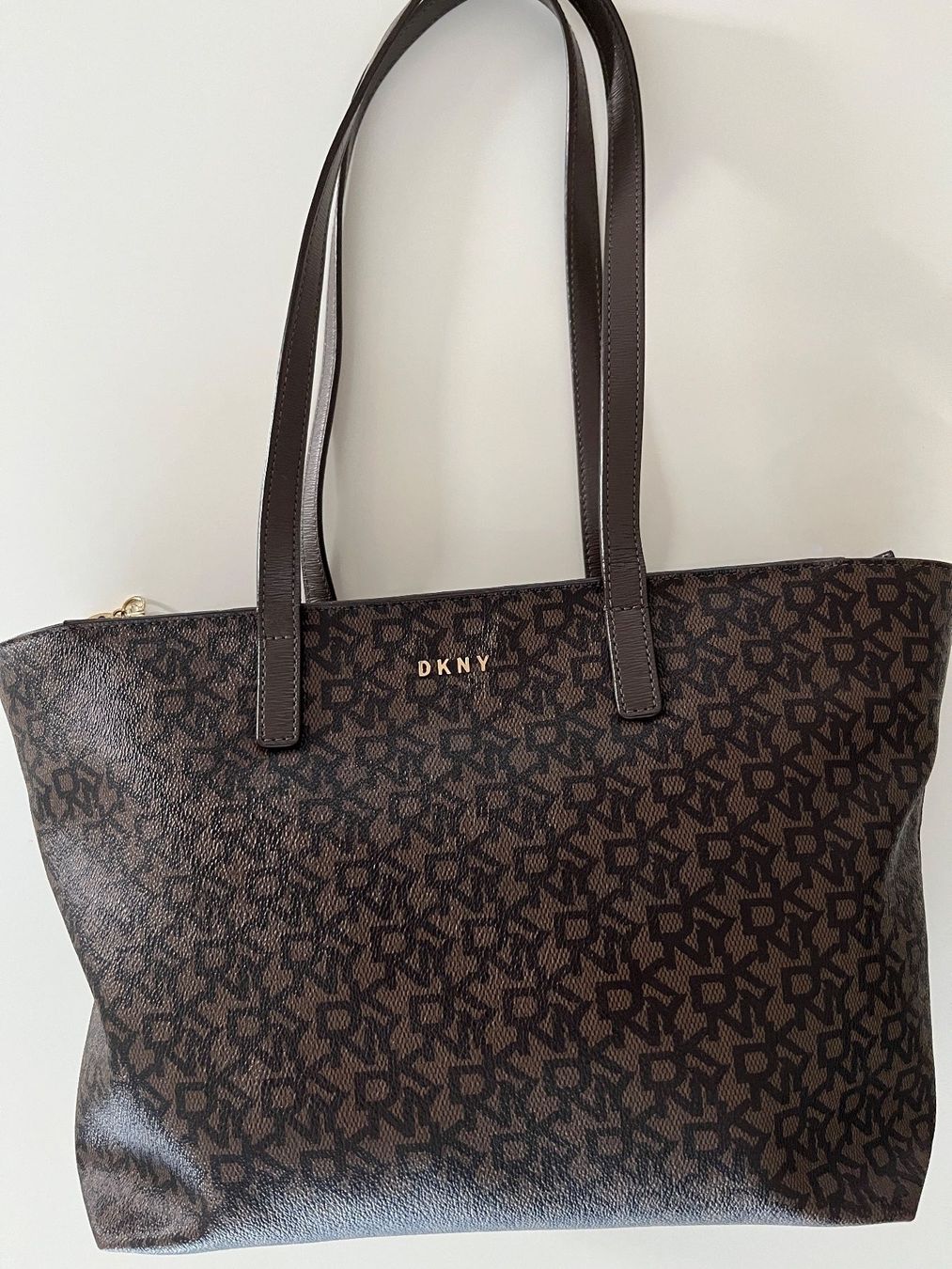 DKNY Borse da donna: Handtasche/Shopper DKNY braun mit Monogramm – Nuovo (secondo la descrizione) da Burgdorf venduto da wiwy51