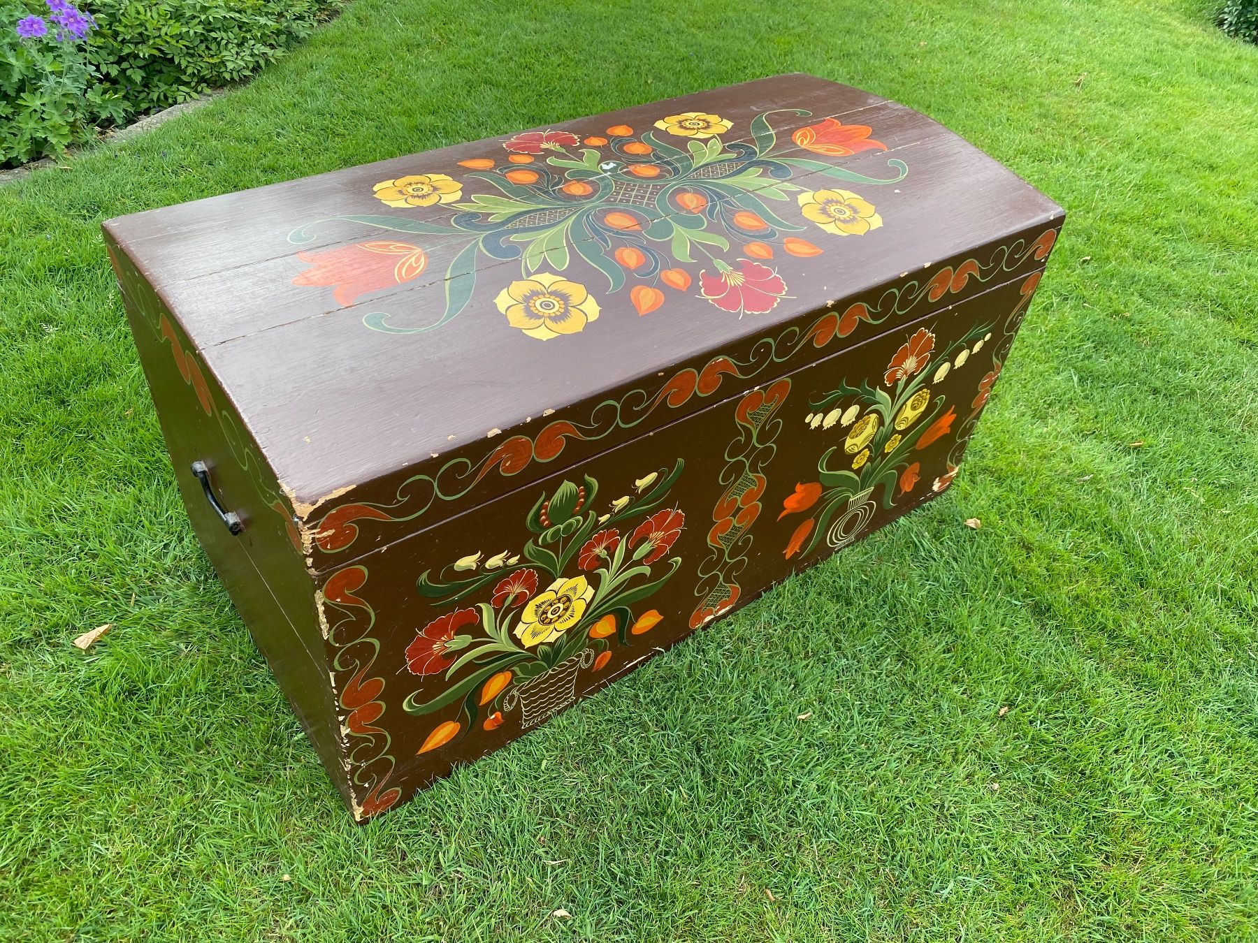 Truhen: Holztruhe bemalt 110x55x55 cm – Gebraucht aus Muri AG von Edyson