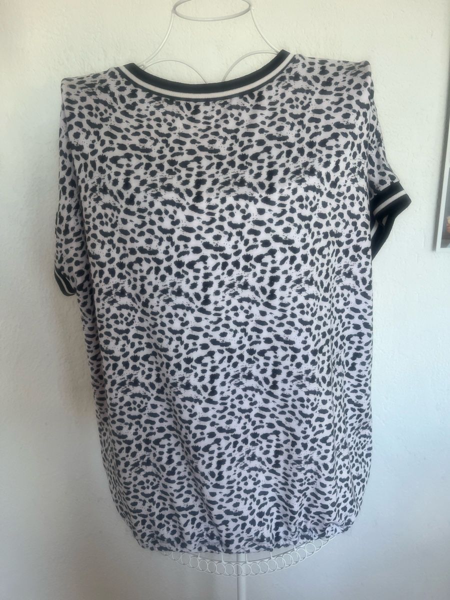 Monari T-shirt: Monari Shirt mit Glitzereffekt – Usato da Rorschacherberg venduto da Artmaru 1