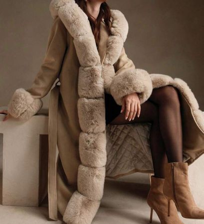 Magnifique manteau d'hiver avec false fourrure - Taille S