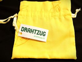 Gelber Stoffsack mit Schnürband
