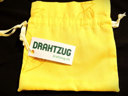 Gelber Stoffsack mit Schnürband