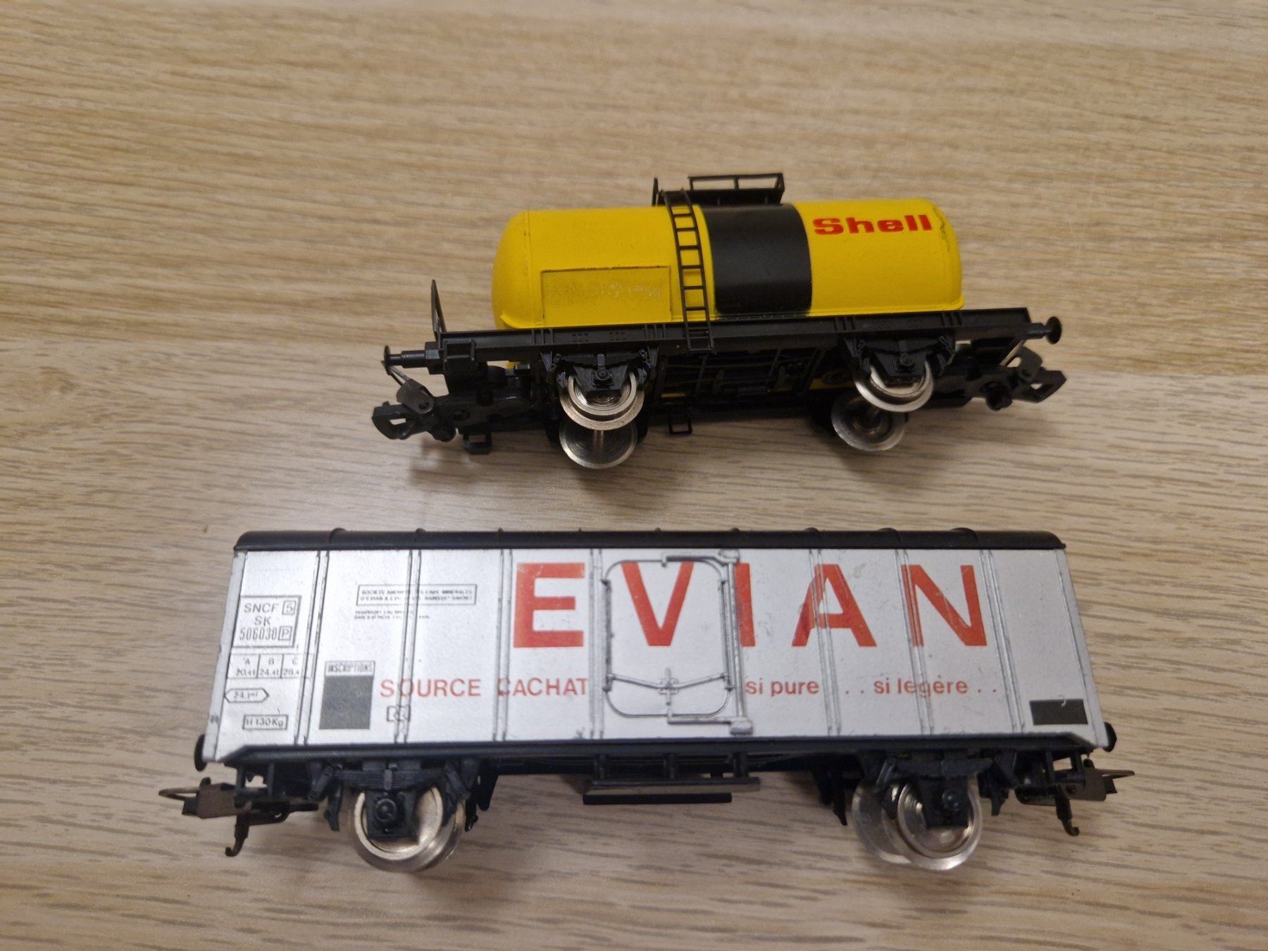 Lima Modelleisenbahnen: Lima 2 x Güterwagen Shell + Evian H0 (P) – Gebraucht aus St-Aubin-Sauges von Lo_Go