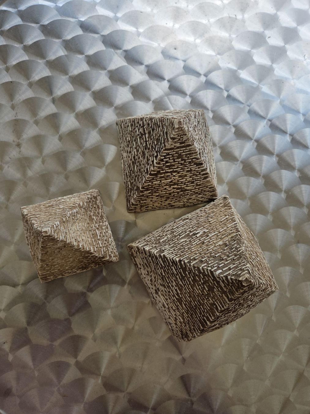 Toutes les décorations: Plastikpyramiden mit Steinoptik – D'occasion à Uitikon Waldegg par sch_cs8c 1