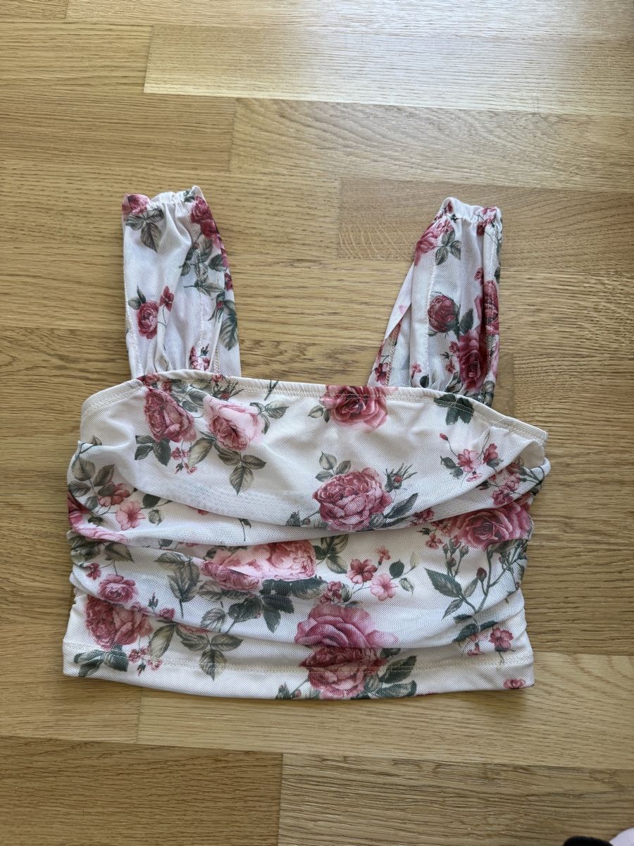 Shein Top: Top – Nuovo (secondo la descrizione) da Brunnen venduto da pel_vk7g