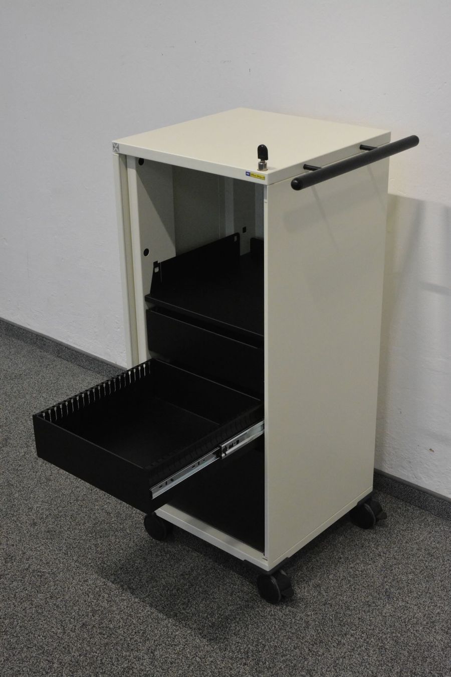 Armadi: Novex LC2 Roll-Caddy Cremeweiss mit Schlüssel – Usato da Schönenwerd venduto da mcofficeshop 3