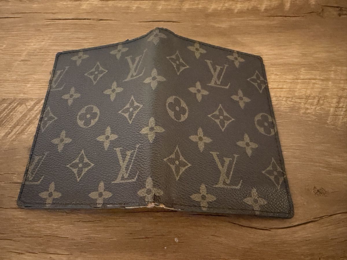 Louis Vuitton Portafogli: Protège-passeport Louis Vuitton toile monogram état usé – Usato da Brügg BE venduto da Goob 3