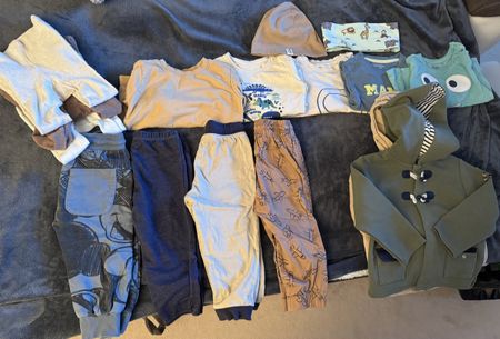 Paket Kinderbekleidungen für einen Jungen in der Grösse 86