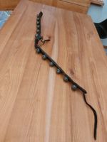 AltesPferdegeschelle mit Lederhalsband und12stk Rollen