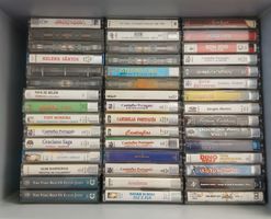 lot 60 cassettes audio et 3 VHS voir les photos