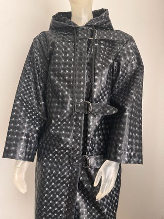 Schwarzer Regenmantel . One Size