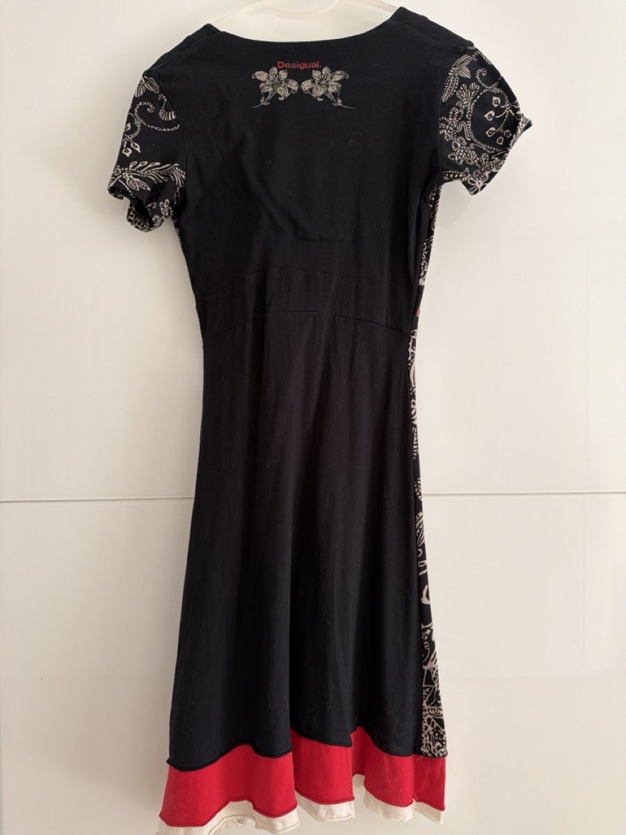 Desigual Kleider: Robe Desigual noire imprimée  – Gebraucht aus Uetliberg von adrenalhyn 1