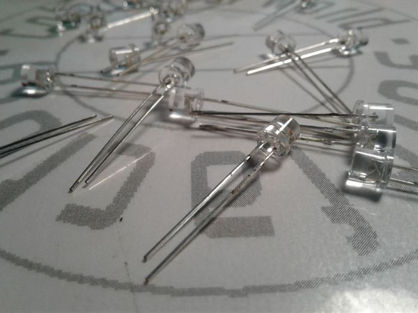 Componenti elettronici: Flachkopf-LED 5mm coolwhite 20 Stück – Nuovo e nell'imballaggio originale da Luzern venduto da Salefactory